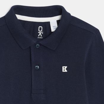 قميص بولو أزرق اللون بأكمام طويلة من قماش الجيرسيه المضلع للأولاد